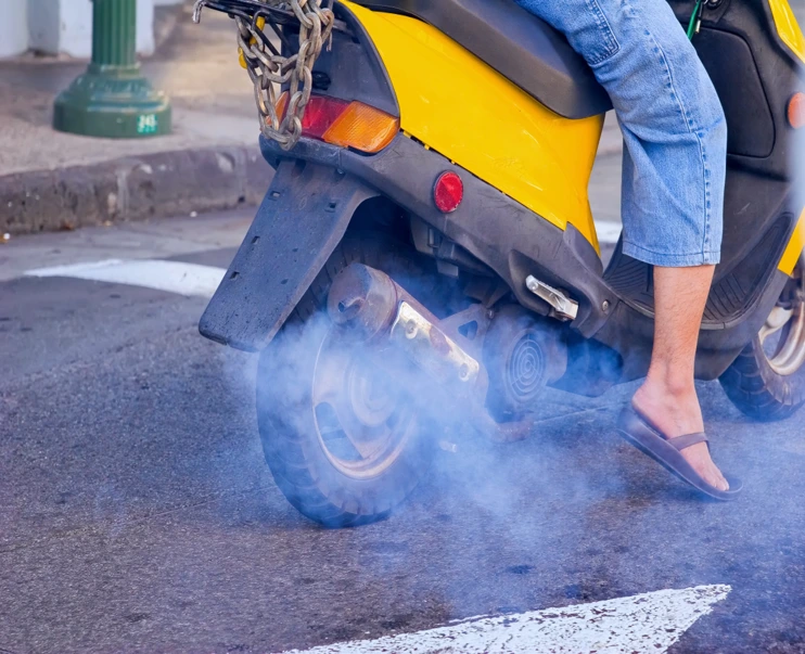 moteur fumant à partir de l’échappement